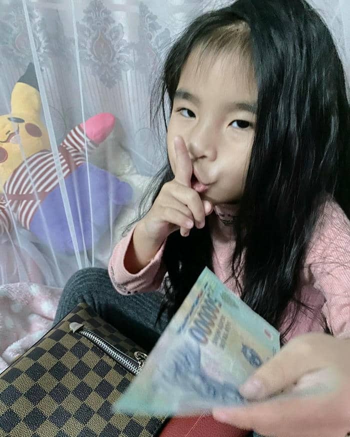 Tải ngay 90+ ảnh meme tiền cực kỳ hài hước, dí dỏm 9 Đưa tiền meme