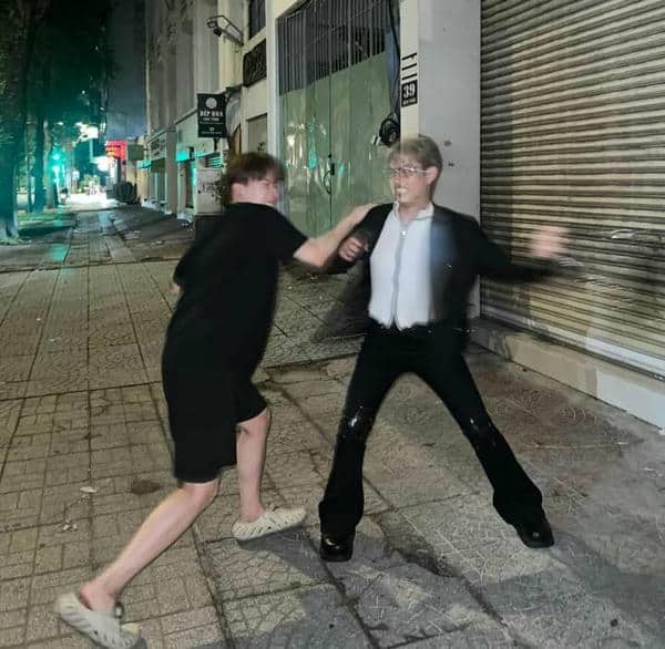Hình meme đánh nhau hài hước