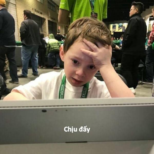 Meme chống tay bất lực