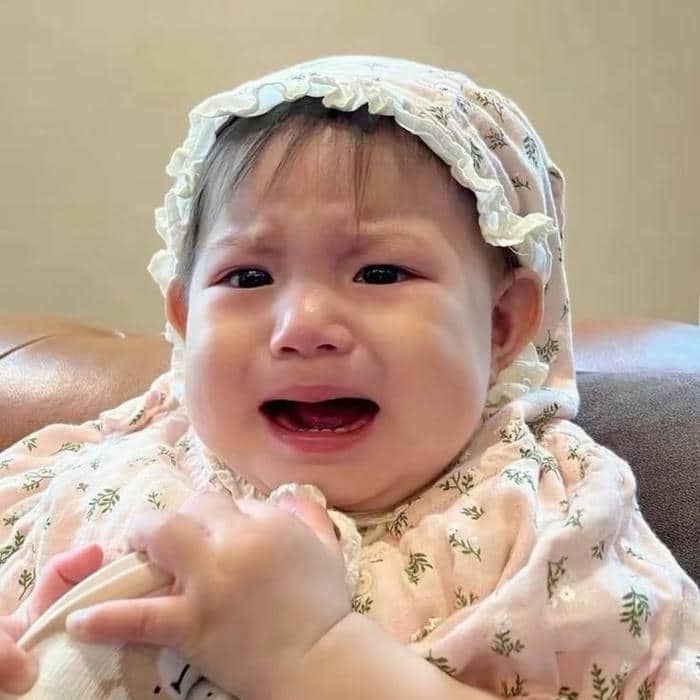 Meme hình em bé khóc cute